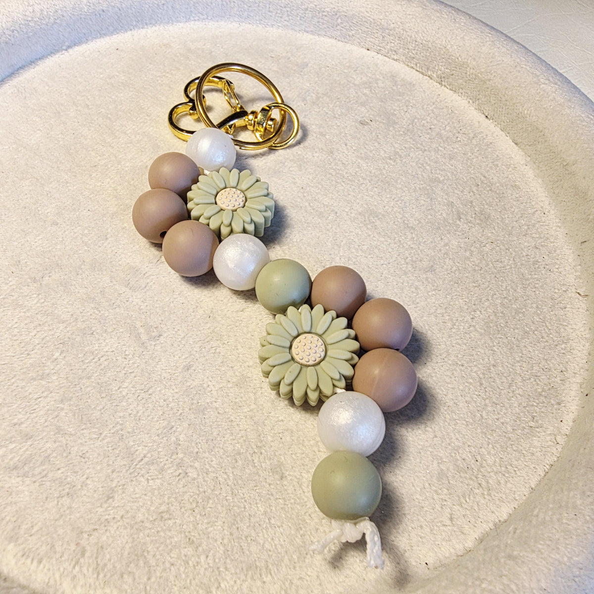 Daisy Silicone Keychain | Neutral Kids Bag Charm | Beaded Backpack Charm | Floral Keyring