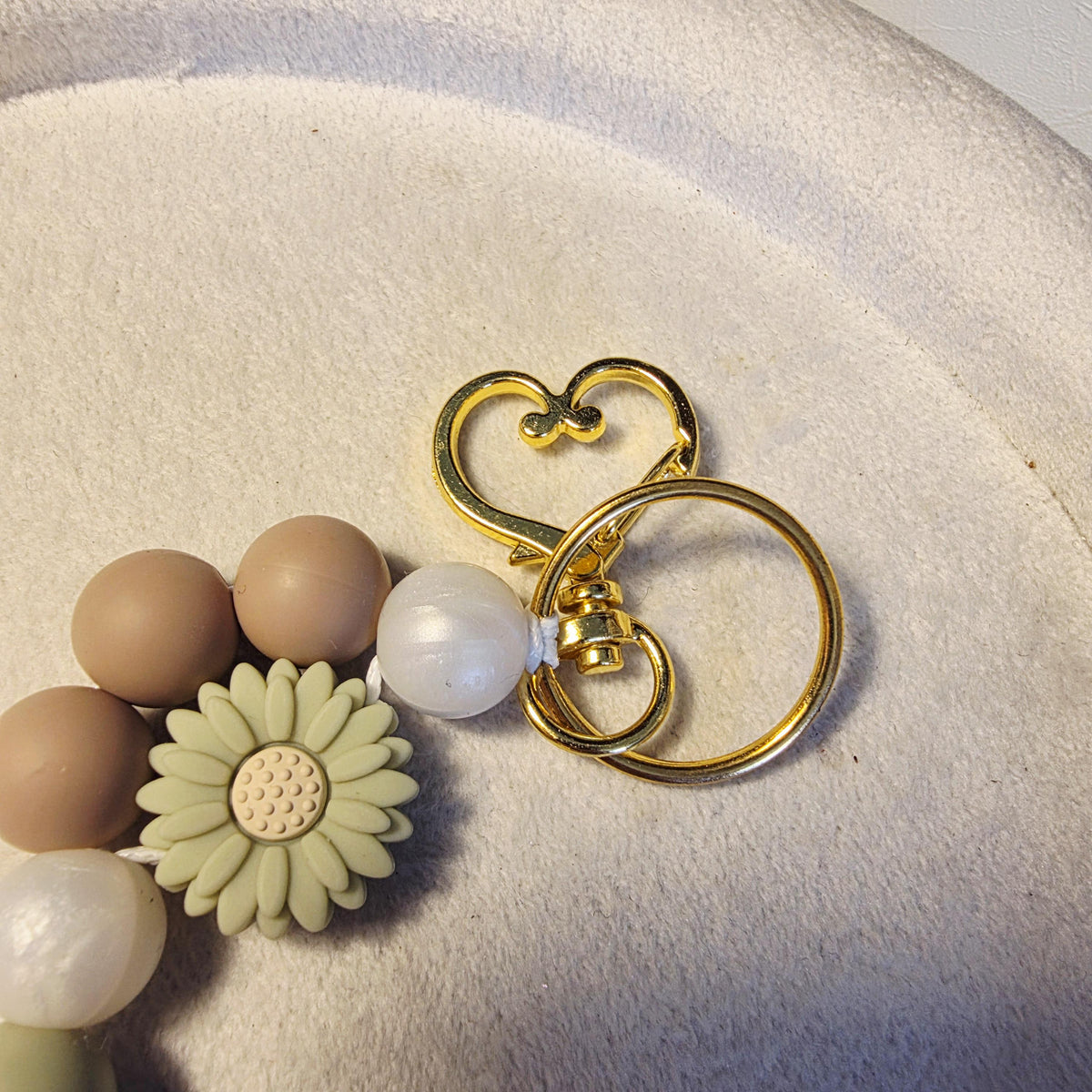 Daisy Silicone Keychain | Neutral Kids Bag Charm | Beaded Backpack Charm | Floral Keyring