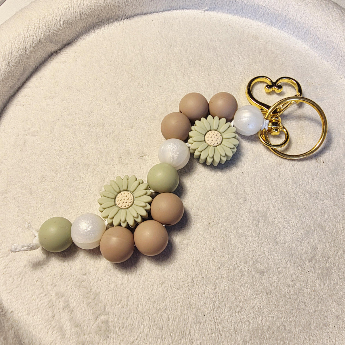 Daisy Silicone Keychain | Neutral Kids Bag Charm | Beaded Backpack Charm | Floral Keyring