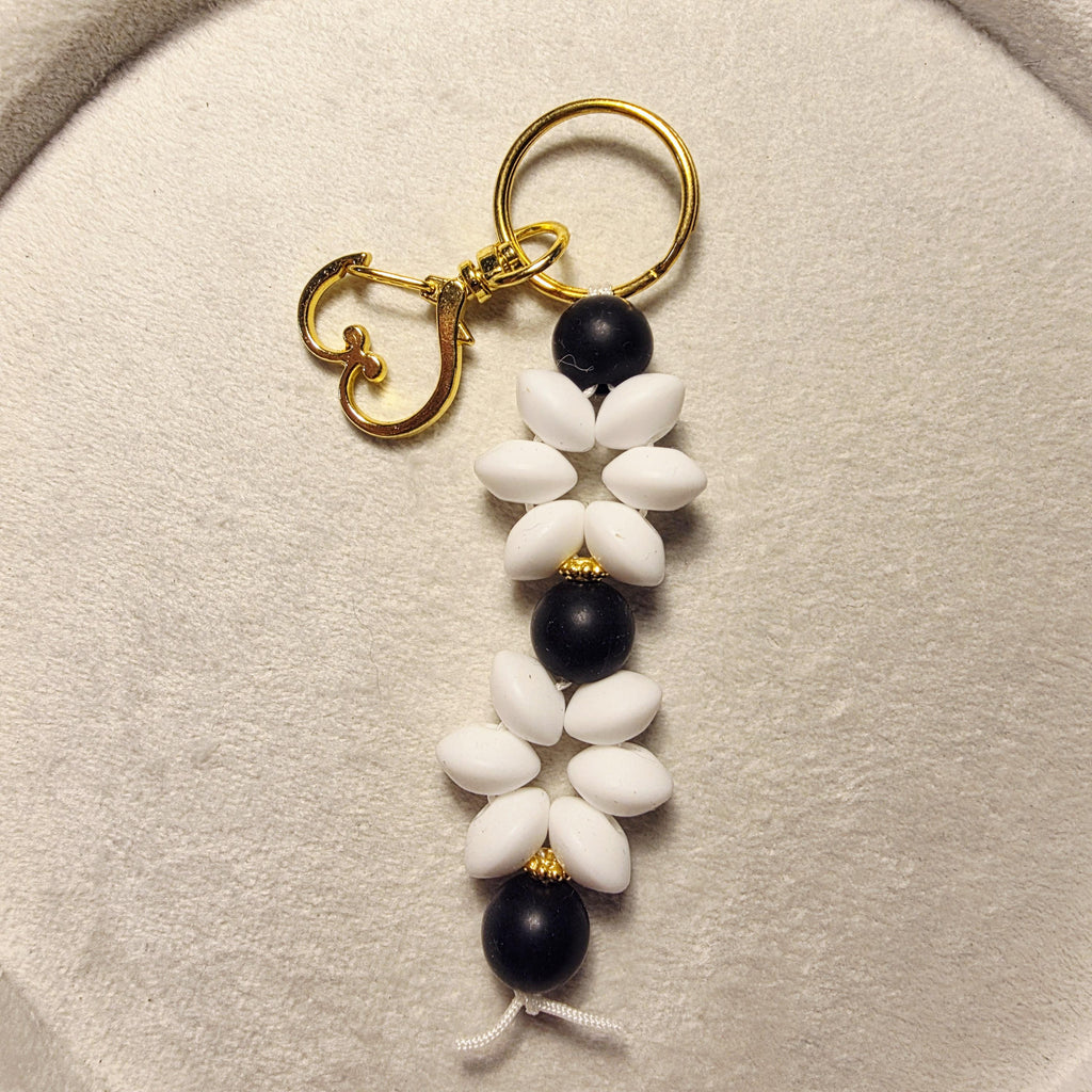 Monochrome Daisy keychain in black and white