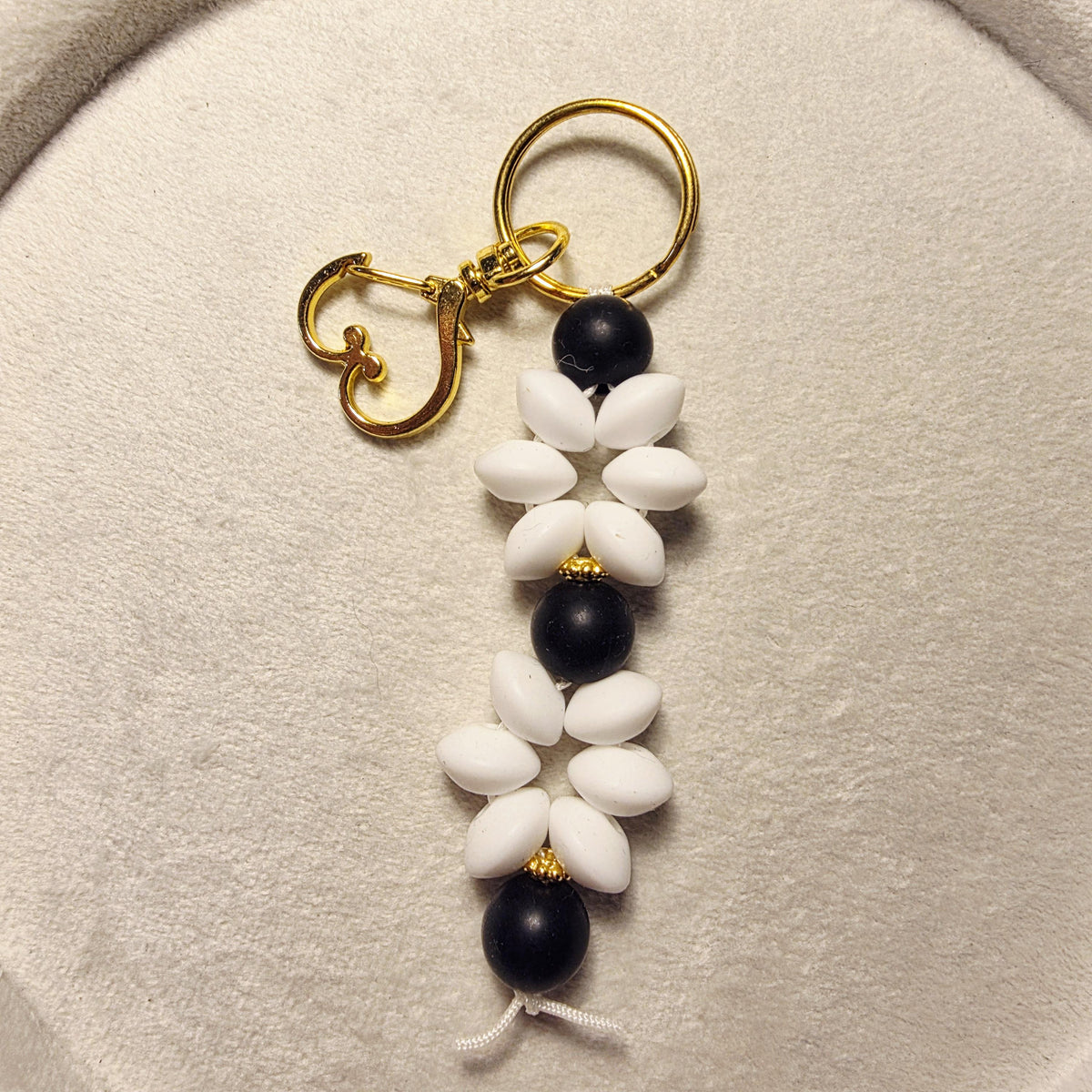 Monochrome Daisy keychain in black and white